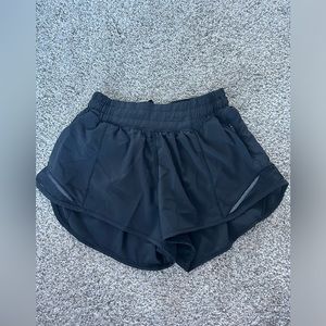Lululemon hotty hots 2.5 inch black shorts